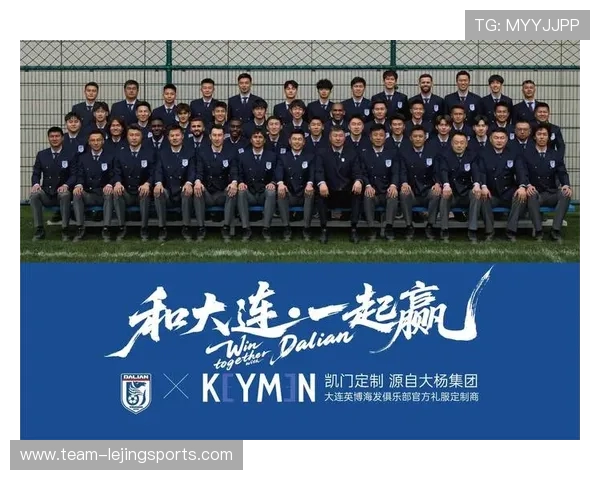 足球巨星贴纸收藏热潮引领潮流，球迷必备珍藏品带你重温经典时刻